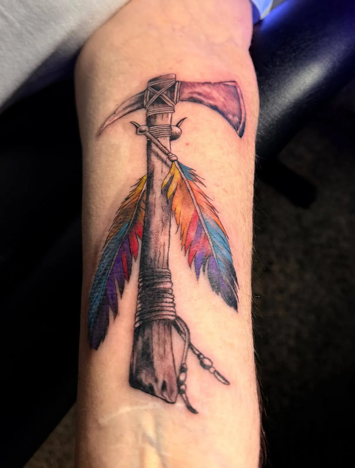 Acha con plumas de colores.